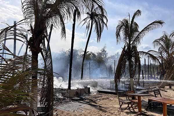 Fotografía de los hostales luego de ser consumido por el fuego. Foto cortesía Fabio Villafañe 