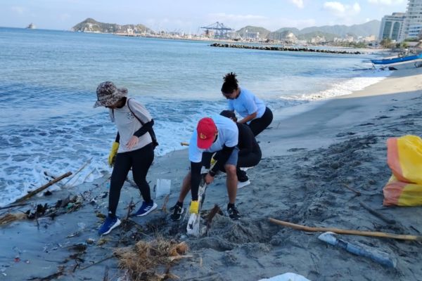Jóvenes encabezaron la recolección de microplásticos en la extensión de playa. Foto derechos reservados EL INFORMADOR