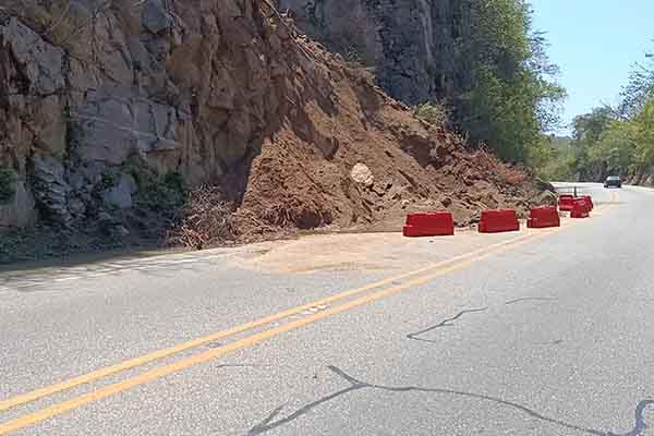 Habitantes del corredor vial aseguran que las fuertes lluvias asociadas a recientes frente frío han debilitado el terreno,. Foto derechos reservados EL INFORMADOR  
