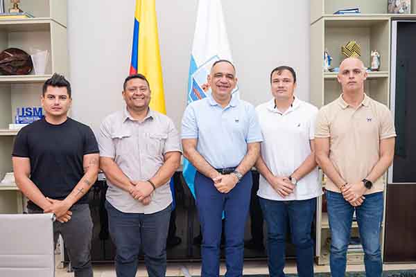  Carlos Pinedo Cuello, Alcalde de Santa Marta, sostuvo un encuentro con comerciantes de la Carrera Quinta para definir acciones orientadas al fortalecimiento económico, la seguridad y el mejoramiento del entorno urbano. Foto Alcaldía 