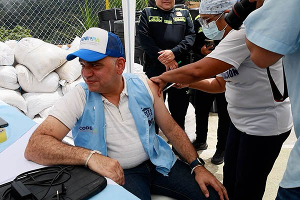 Carlos Pinedo Cuello, Alcalde de Santa Marta, aplicándose la dosis contra el dengue. Foto Alcaldía 