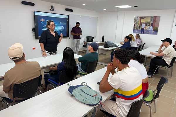 La doctora Leynín Caamaño Rocha, vicerrectora académica (e), y el licenciado magíster Wilson Velásquez Bastidas, director del CREO, acompañaron la bienvenida de los nuevos estudiantes. Foto Unimagdalena