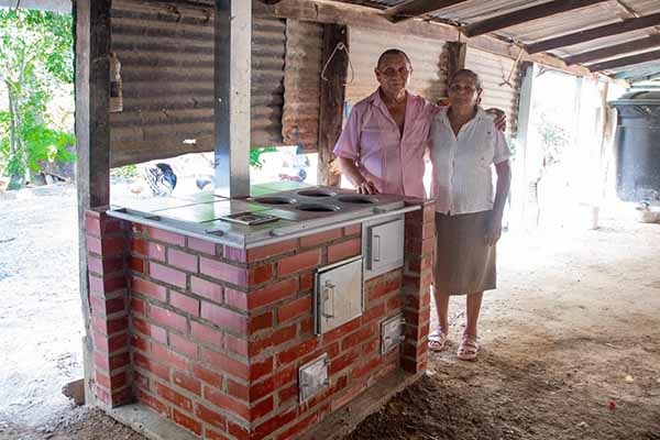 Familias rurales del municipio recibieron con beneplácito las estufas, contribuyendo a la salud respiratoria y al medio ambiente. Foto Alcaldía de Ariguaní.