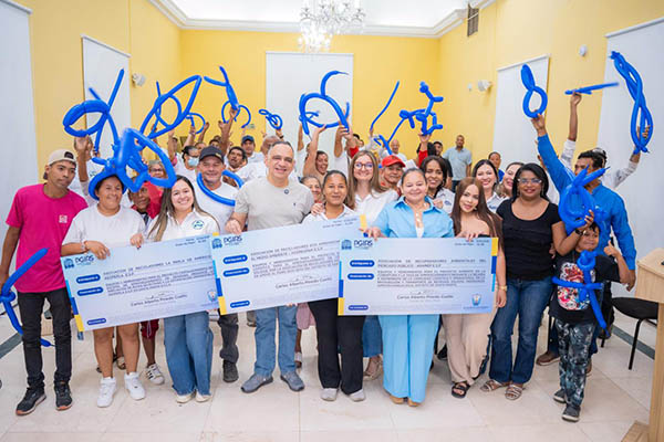 Carlos Pinedo Cuello, Alcalde de Santa Marta, en la entrega de la inversión con los recicladores. Foto Alcaldía  