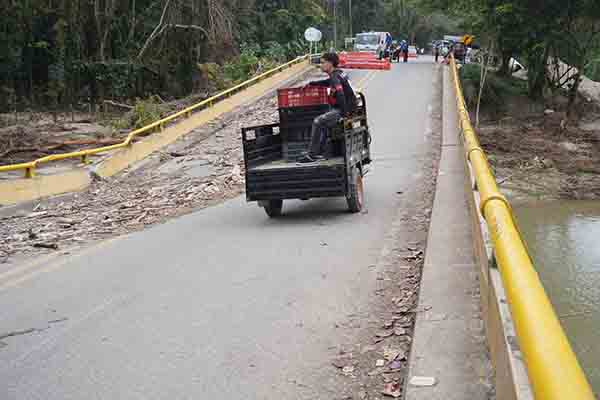 Conductores arriesgan su vida al cruzar por la estructura colapsada, exponiéndose al peligro ante la falta de alternativas seguras de paso. Foto derechos reservados EL INFORMADOR