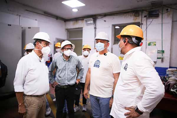 Carlos Pinedo Cuello, Alcalde de Santa Marta, en la entrega del manifold para la Ebar Norte. Foto Alcaldía 