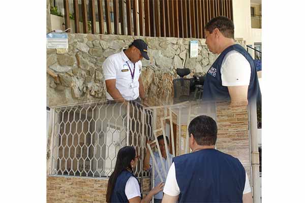 Funcionarios de la Alcaldía realizaron la entrega directa de facturas del Impuesto Predial en conjuntos residenciales y edificios de la zona turística. Foto Alcaldía 