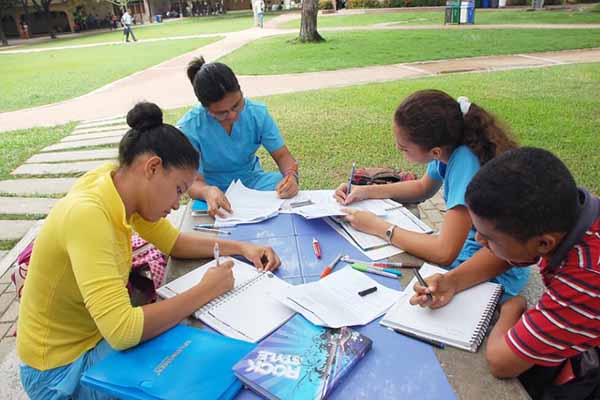 Algunas universidades buscan promover el bienestar integral de su comunidad estudiantil mediante herramientas psicológicas adaptadas a sus necesidades. Foto archivo Unimagdalena