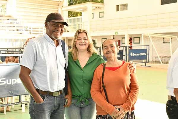 Liliana Escudero, gerente regional de Prosperidad Social Magdalena lidera la jornada de pagos a los adultos mayores beneficiados. Foto Prosperidad Social