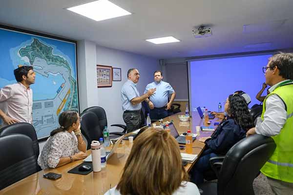 Carlos Pinedo Cuello, Alcalde de Santa Marta lideró una reunión con la Sociedad Portuaria de Santa Marta para evaluar soluciones técnicas al colector pluvial del barrio Pescaíto. Foto Alcaldía  