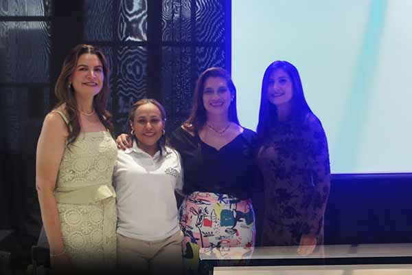 La secretaria de la Mujer del Distrito, Ingrid Gómez Ceballos, participó como panelista en la charla “Mujeres Líderes del Caribe”, realizada en el Teatro Santa Marta. Foto Alcaldía 