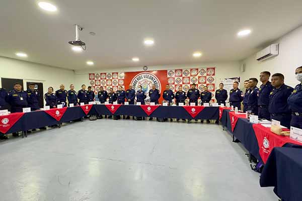 Acto de apertura del Curso Intermedio de Protección contra Armas Químicas y Agentes Tóxicos en la Escuela de Bomberos. Foto Bomberos de Santa Marta 