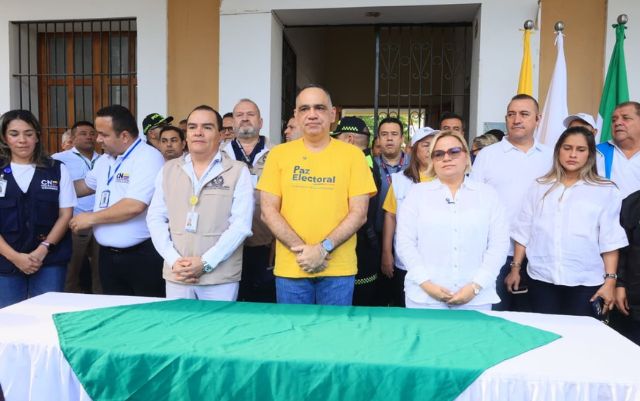 Carlos Pinedo, alcalde de Santa Marta; María Guerra, Gobernadora del Magdalena; Jorge Cardona, delegado del registrador nacional. Foto derechos reservados EL INFORMADOR 