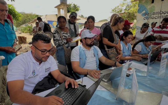 Habitantes de varias veredas del corregimiento de Guachaca participaron en la jornada integral de atención realizada en la vereda Puerto Nuevo. Foto Alcaldía 