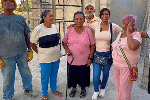 Adultos mayores y líderes de la comunidad del barrio La Paz en medio de la obra. Foto Alcaldía 