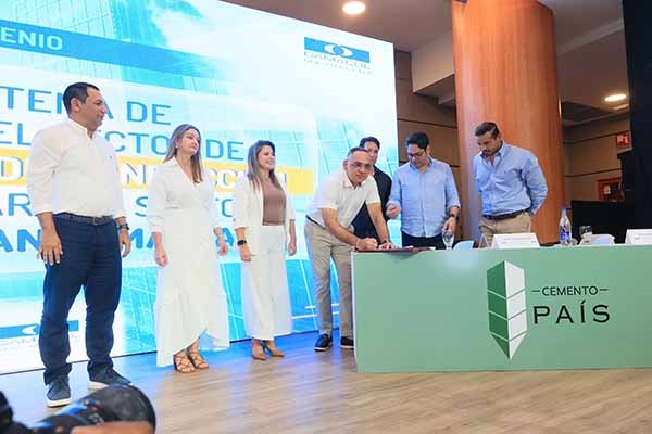 Carlos Pinedo Cuello, alcalde de Santa Marta en compañía de directivos de Camacol Magdalena, en la firma oficial del convenio. Foto derechos reservados EL INFORMADOR