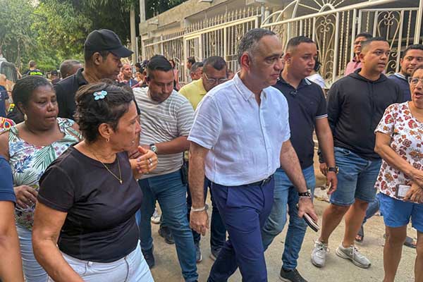 El alcalde Carlos Pinedo Cuello visitó la urbanización Villas de Alejandría en donde dialogó con las familias afectada. Foto Alcaldía 