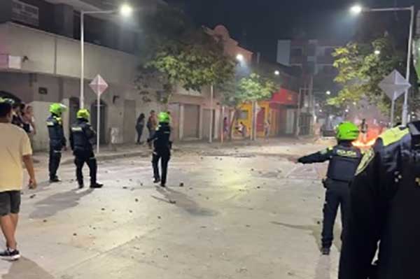 Momento en el que el personal de la Policía Metropolitana de Santa Marta intentaba retomar el control en Centro Histórico de la ciudad. Foto cortesía