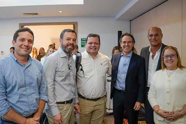 Camilo George, Secretario de Gobierno; Paola Gómez, Directora del Dadsa, Carlos Fernando Galán, Alcalde de Bogotá; Federico Gutiérrez, entre otros, participan en Medellín en espacios de diálogo nacional para fortalecer estrategias urbanas y de desarrollo sostenible. Foto Alcaldía 