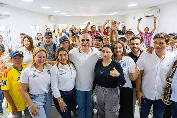 El alcalde Carlos Pinedo Cuello estuvo presente en el acto que benefició a familias de Santa Marta. Foto Alcaldía Distrital