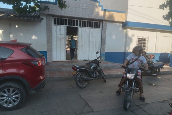 Air-e Intervenida programó una visita técnica para evaluar las condiciones eléctricas del colegio José Laborde Gnecco, en Gaira. Foto cortesía 
