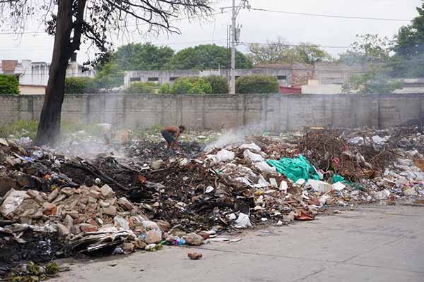 En la gráfica se evidencia el momento en el que un habitante en condición de calle arroja basuras en medio de la quema. Foto derechos reservados EL INFORMADOR