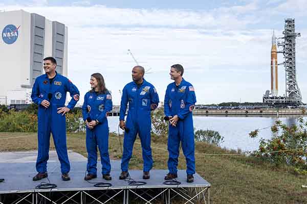 La tripulación del Artemis II, de izquierda a derecha: Jeremy Hansen, Christina Koch, Victor Glover y Reid Wiseman. (Foto EFE/EPA/ Cristóbal Herrera-Ulashkevich)