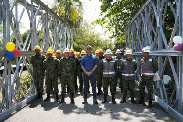 Jairo Aguilar, Gobernador de La Guajira, en compañía de miembros del Ejército Nacional en el nuevo puente militar de Mendihuaca. Foto La Guajira Hoy 
