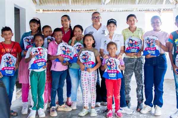 Niños de la Escuela Rural San Carlos con los kits entregados en la jornada. Foto Alcaldía de Ariguaní 