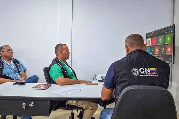 Funcionarios del Consejo Nacional Electoral realizando pruebas a equipos electrónicos antes de las atípicas. Foto CNE 