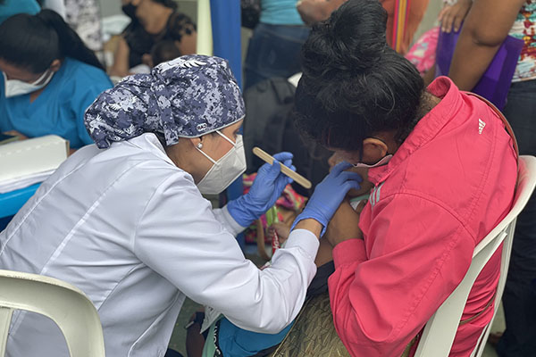 Imagen de referencia de una paciente menor de edad siendo atendido en  la jornada de salud. Foto Alcaldía de Aracataca