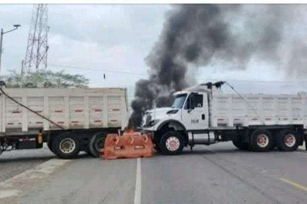 Imágenes de la protesta de los obreros de la vía, quienes bloquearon la Troncal de los Contenedores a la altura de Apure, antes de Semana Santa, para exigir el pago de 8 meses de honorarios y salarios que les debían.
