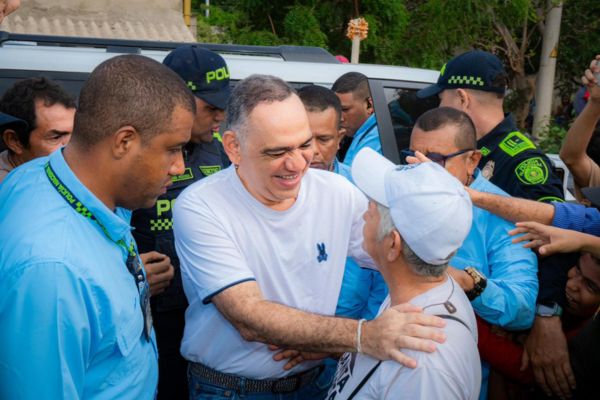 Carlos Pinedo, Alcalde de Santa Marta, junto a los residente del barrio Los Alpes y Timayui. Foto Alcaldía de Santa Marta 