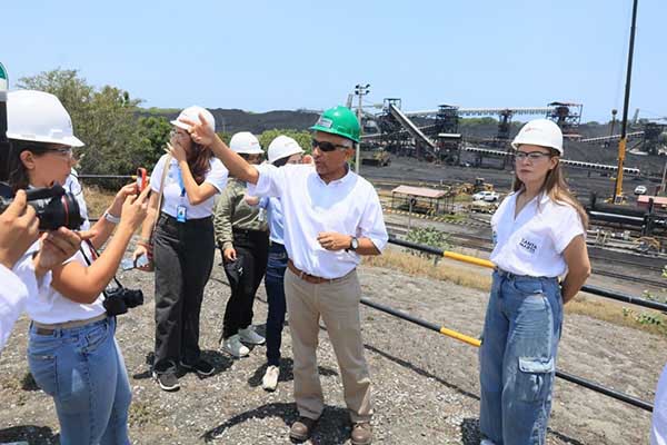 Geólogo e ingeniero ambiental Jhon Jairo Encinales Ospina, explicando los ejes de trabajo ambiental que guían las operaciones de la multinacional. Foto derechos reservados EL INFORMADOR