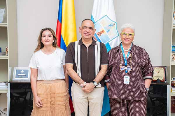 Calos Pinedo Cuello, Alcalde de Santa Marta; Patricia Caicedo Lafaurie, Secretaria de Planeación y Liliana Perdomo, Jefe de oficiales y alumbrado público AIR-e. Foto Alcaldía 