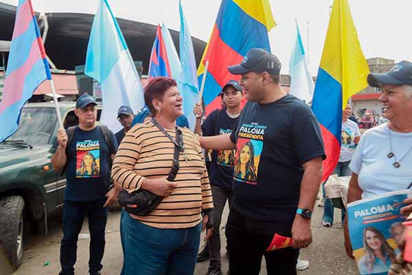 Comerciantes, vendedores estacionarios y ambulantes del mercado público expresaron su respaldo a la candidata presidencial Paloma Valencia, en la toma del pasado jueves encabezada por Chadán y Honorio.