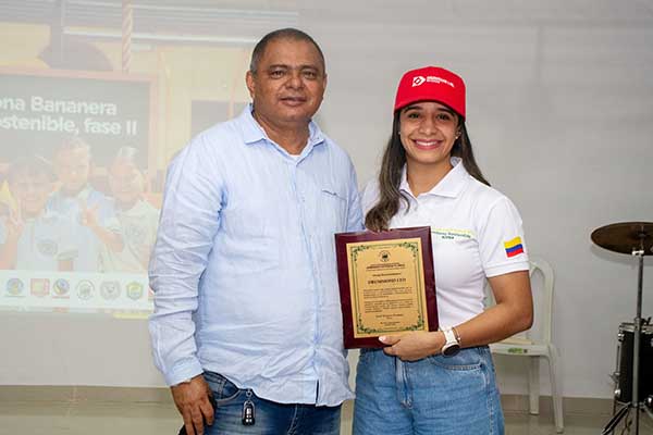 Mayra Poveda, funcionaria de Drummond recibiendo un reconocimiento para la Multinacional. Foto Drummond
