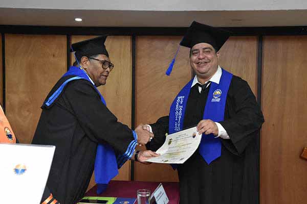 Uno de los docentes beneficiados con el convenio, recibiendo su titulo de Magister. Foto Unimagdalena