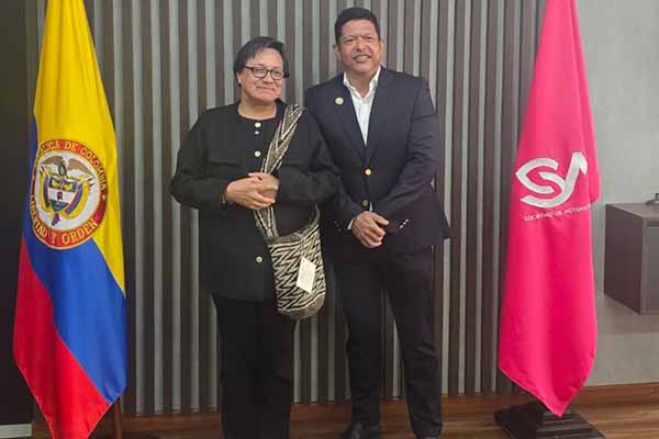 El Rector Pablo Vera Salazar junto con Amelia Pérez Parra, presidenta de la SAE. Foto Unimagdalena