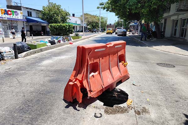 Un hueco en plena avenida del Ferrocarril con calle 17 mantiene en alerta a conductores y transeúntes  por el riesgo de accidentes en esta transitada vía. Foto EL INFORMADOR.