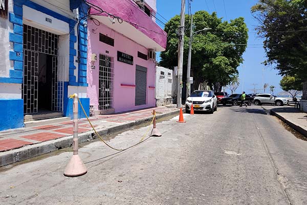 Conos y cintas fueron ubicados sobre la calle 17 con carrera 1C para impedir el parqueo de vehículos, medida que ha generado molestias entre algunos conductores. Foto EL INFORMADOR