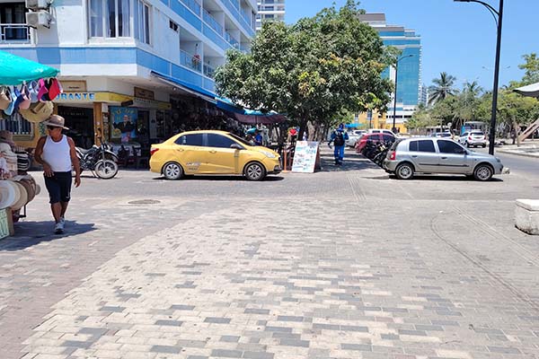 En la calle 20 con carrera 1, un taxi estacionado en zona no permitida obstaculiza la movilidad vehicular y peatonal en este concurrido sector turístico. Foto EL INFORMADOR