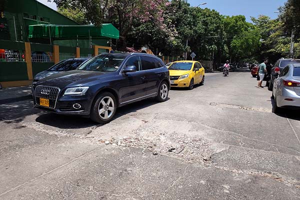El deterioro de la capa asfáltica en la carrera 20 con calle 15, barrio Jardín, continúa convirtiéndose en un dolor de cabeza para quienes transitan por la zona. Foto EL INFORMADOR.