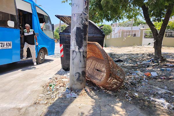 Un sillón abandonado en un punto de basura de la carrera 19 con calle 7, barrio Los Almendros, evidencia la persistencia de malas prácticas en la disposición de residuos. Foto EL INFORMADOR.
