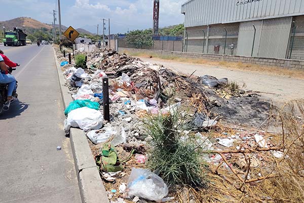 La vía alterna, a la altura del barrio 17 de Diciembre, vuelve a ser escenario de acumulación de basura y malos olores que incomodan a residentes y conductores. Foto EL INFORMADOR.