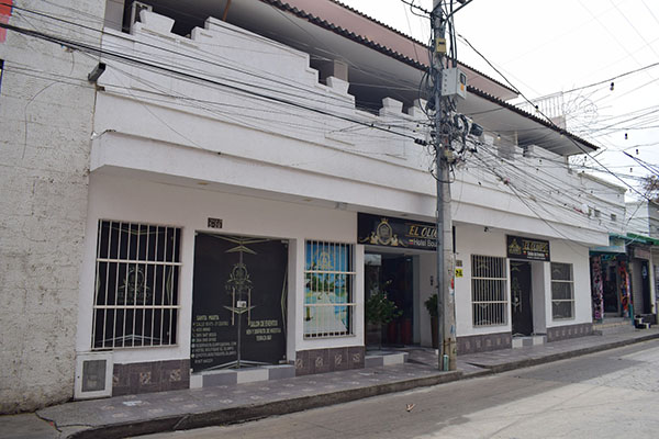 El deterioro visual causado por postes, transformadores y redes aéreas continúa afectando la imagen urbana y patrimonial del Centro Histórico de Santa Marta, mientras expertos insisten en la necesidad urgente de ejecutar un proyecto integral de soterramiento de cables. Foto derechos reservados EL INFORMADOR 