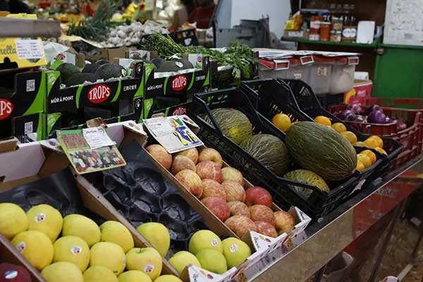 Un puesto de verduras y frutas en un mercado de Madrid. Foto EFE/JPGandul