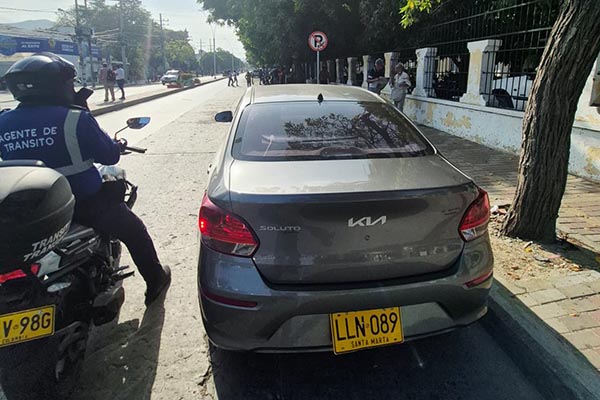 Las autoridades han identificado que una parte importante de las infracciones corresponde a vehículos estacionados sobre andenes, en esquinas y zonas de prohibido parqueo. Foto Alcaldía 