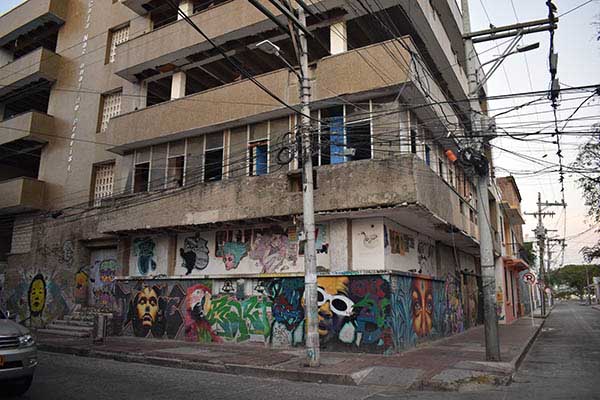 La norma que rige de manera estricta lo que se puede y no se puede hacer en el Centro Histórico de Santa Marta es la Resolución 1800 de 2005 del Ministerio de Cultura, que adoptó el Plan Especial de Manejo y Protección. calle Burechito (calle 21), entre carrera segunda y avenida del Fundador. Foto derechos reservados EL INFORMADOR