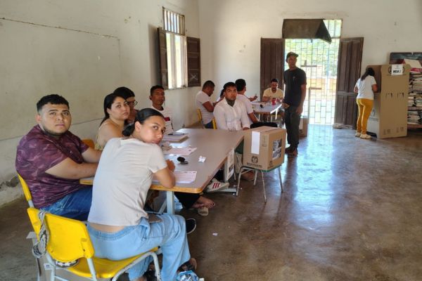Desde las primeras horas de la mañana de ayer, durante la jornada electoral, la soledad en los diferentes puntos de votación en Santa Marta presagiaba que el porcentaje de abstencionismo iba a ser muy alto. Foto derechos reservados EL INFORMADOR